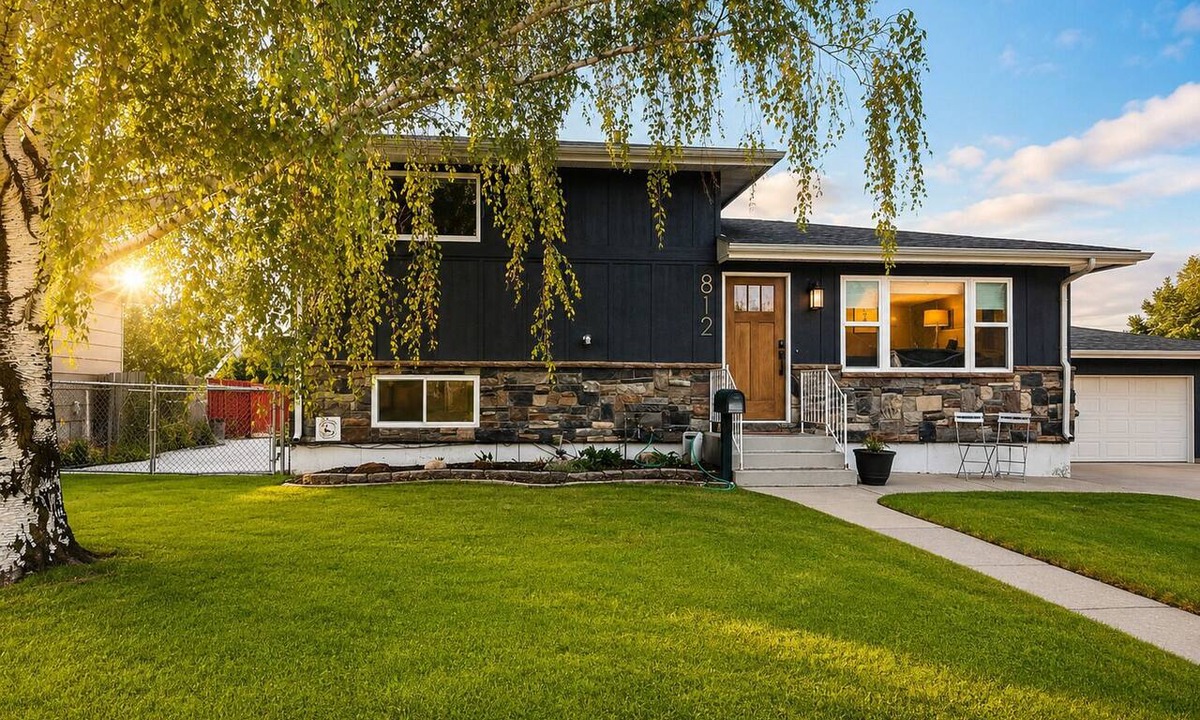 Great Falls House | New Kitchen + Outdoor Seating + 4BR