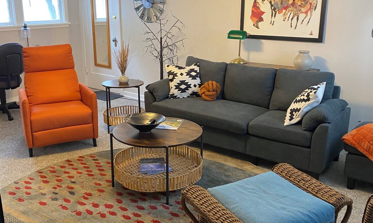 Pendleton Apartment | Newly remodeled desirable NW Hill home lower Apartment Walk to RoundUp/Downtown