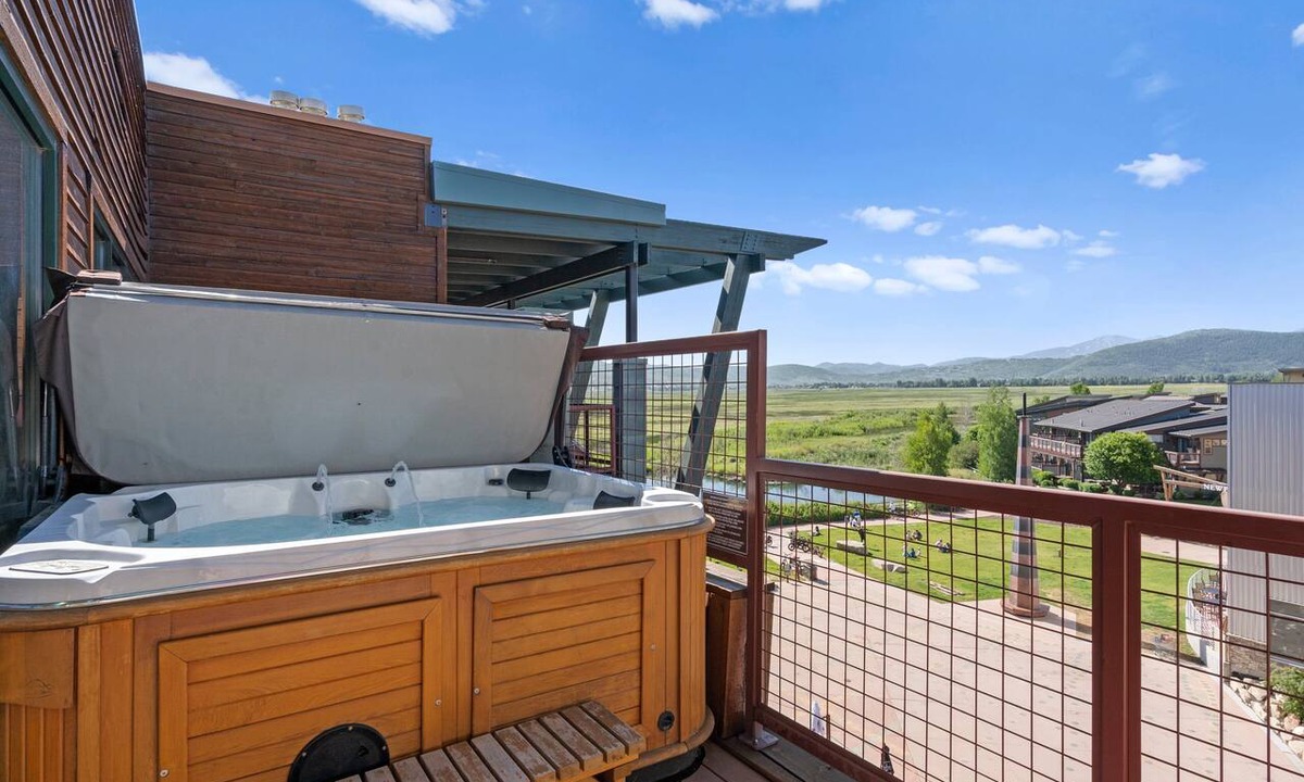 Kimball Junction Condo | Newpark 416 | Private Hot Tub | Kitchenette | Mountain & Preserve Views | Fireplace | Top Floor