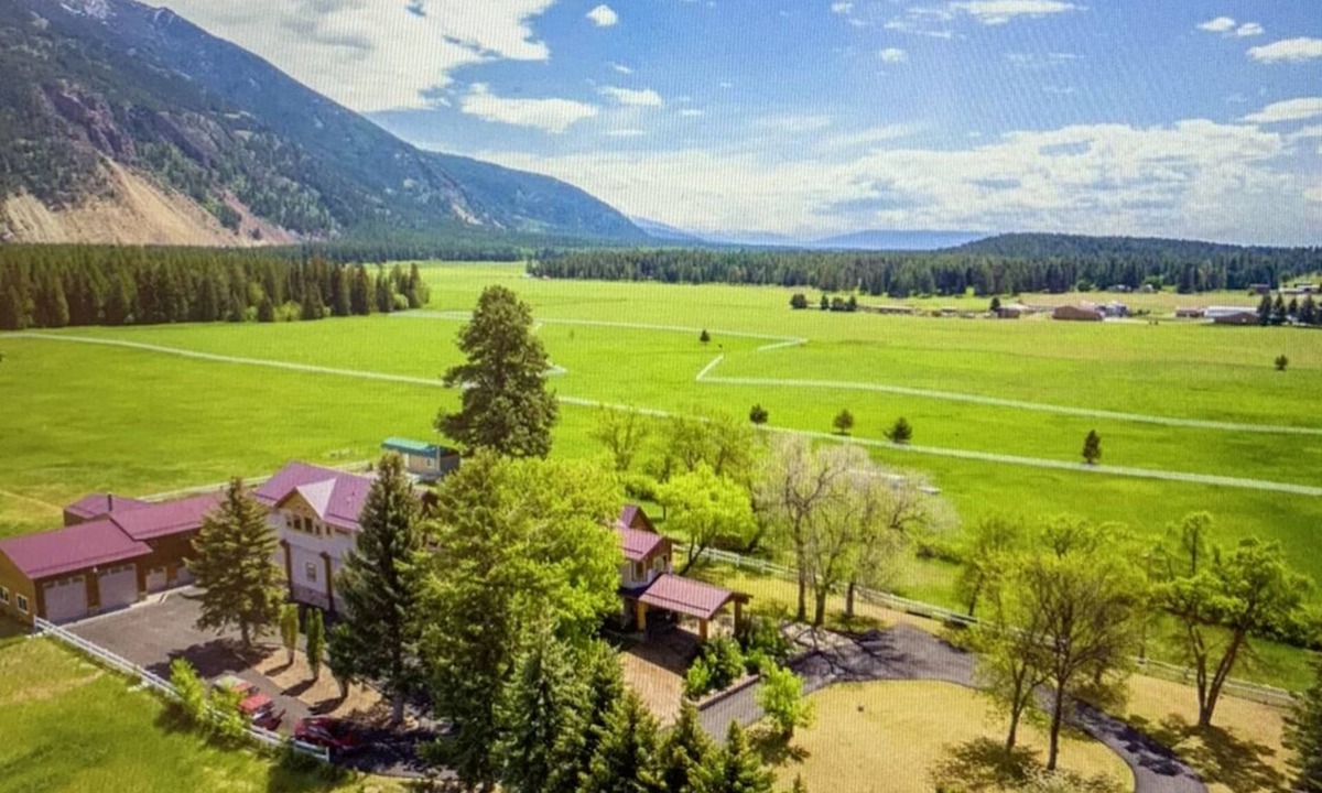 Columbia Falls House | NOW BOOKING FOR THE 2025 SUMMER SEASON!
