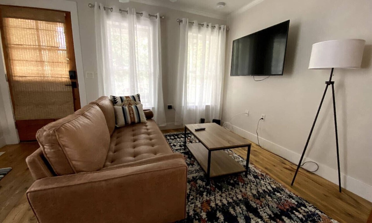 Buena Vista House | Off Main Downtown BV Cottage - STR-048
