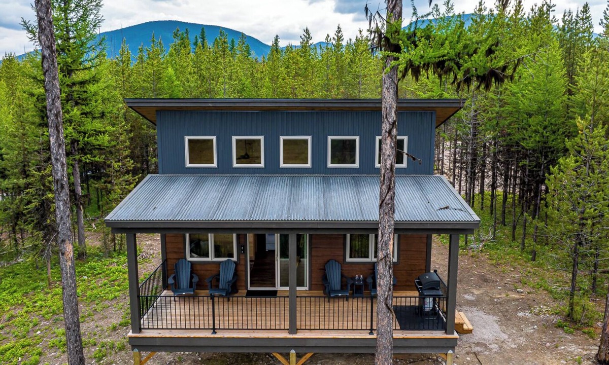 Polebridge Cabin | One of a kind views of Glacier National Park! Canyon Cabin at Thunderbird Ridge.