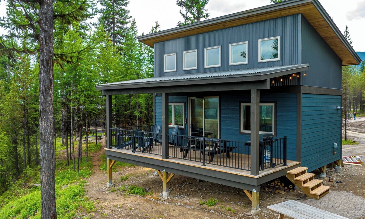 Polebridge Cabin | One of a kind views of Glacier National Park! Cascade Cabin at Thunderbird Ridge.