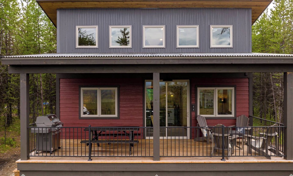 Polebridge Cabin | One of a kind views of Glacier National Park! Summit Cabin at Thunderbird Ridge.