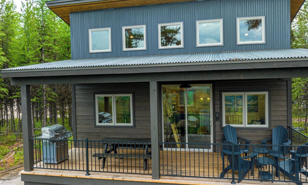 Polebridge Cabin | One of a kind views of Glacier National Park! Elkhorn Cabin at Thunderbird Ridge.