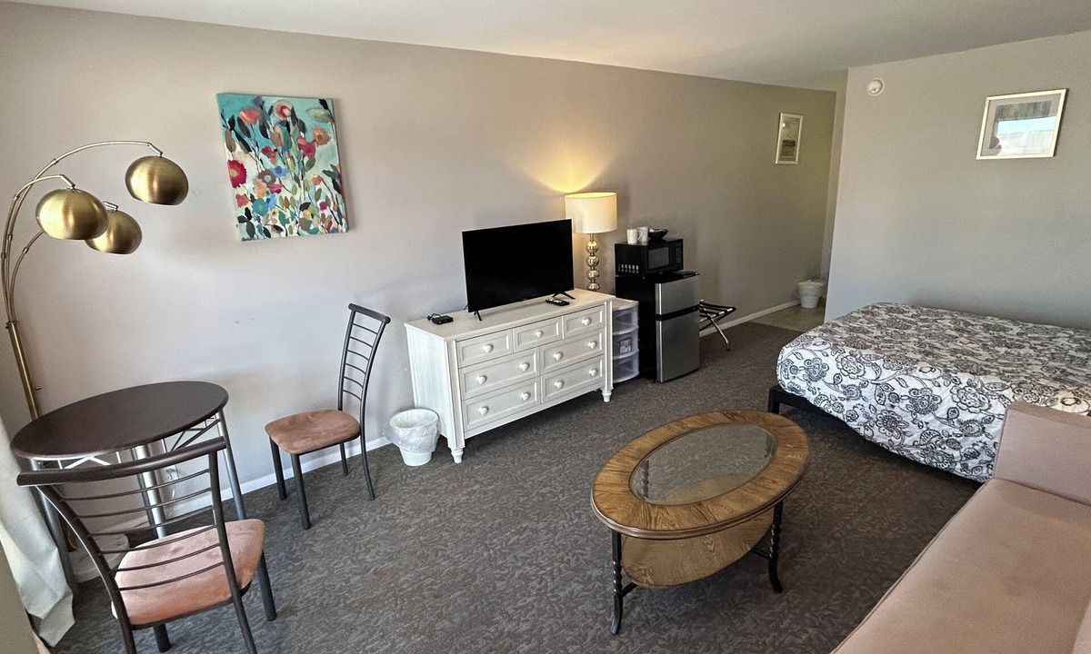 Fillmore Apartment | One Queen bed studio with WiFi, smart TV and AC in welcoming Fillmore.
