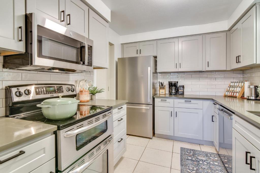 Gresham House | Peace & Serenity in Gresham! Sleek Home w/Yard