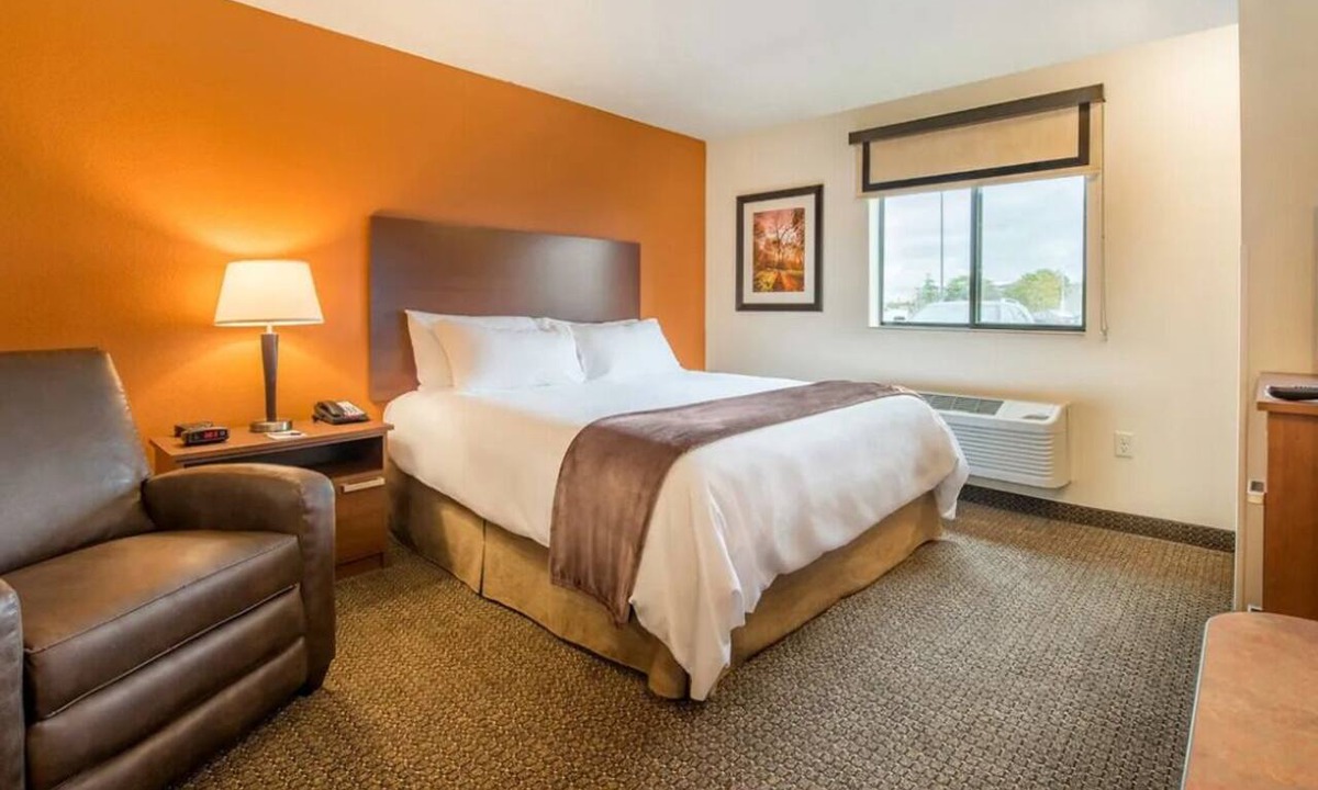 Buena Hotel | Peaceful Stay w/Kitchen, Blackout Curtains & Easy Access to Local Sights