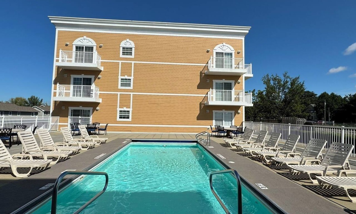 New Buffalo Condo | Perfect Location Condo Pools Walk to all Beach 1.5 blk