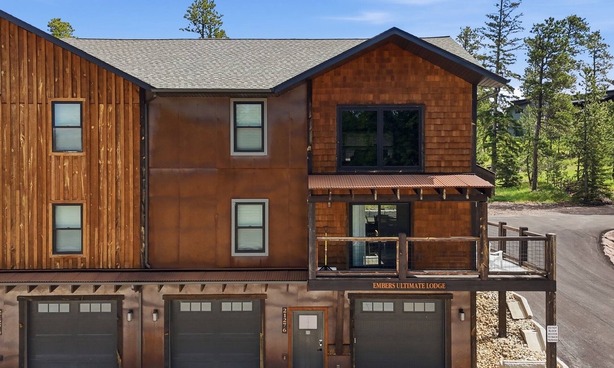 Lead House | Pet friendly Embers Ultimate duplex, hot tub, wifi, paved roads, pool access