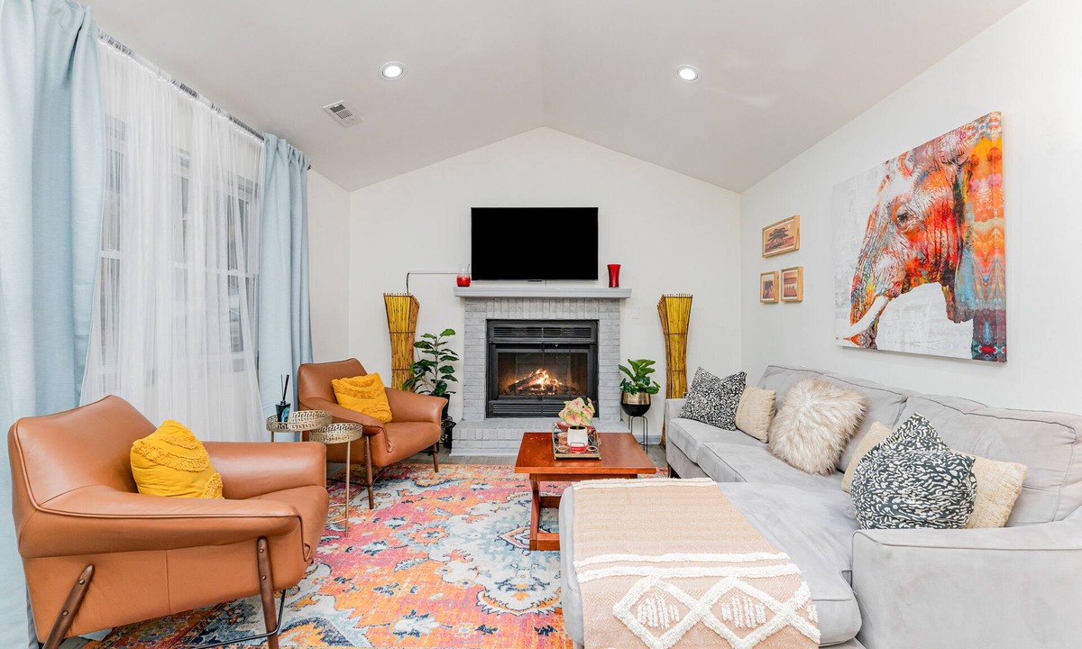 Charlotte House | Pet Friendly-Sleeps 8-Centrally located near University, NoDa, Uptown & Concord.