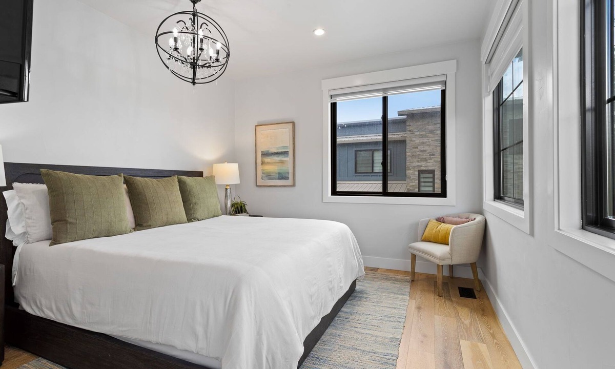 Central Colorado Springs Apartment | Pikes Retreat - Mountain Views + Modern Comfort - Hot tub