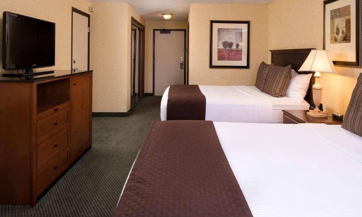 Kennewick Hotel | Pleasant Stay, Convenient Location! Upscale Unit Near Attractions, Pool, Parking
