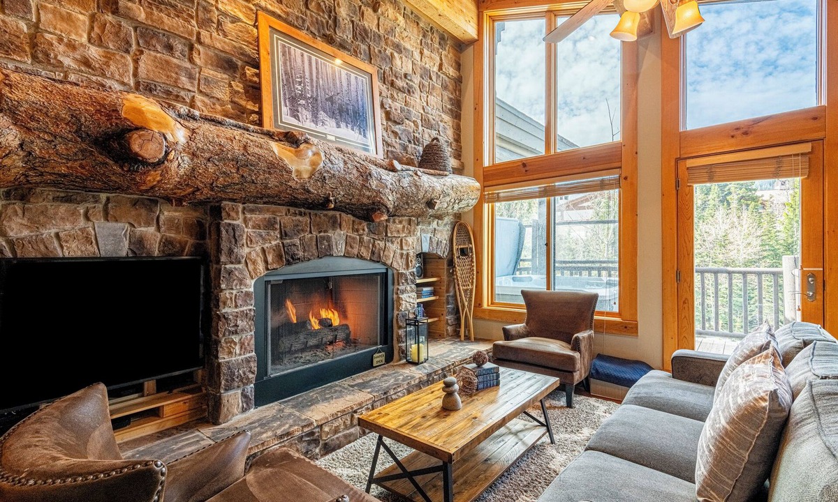 Deer Valley Condo | Private Hot tub & BBQ, Shuttle! Luxury Amenities & walk to lifts