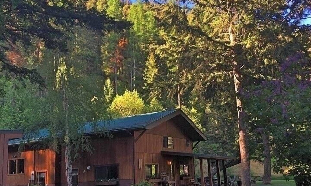 Missoula Cabin | Private lodge. Park like grounds. 15 minutes to downtown. Sleeps 6-12