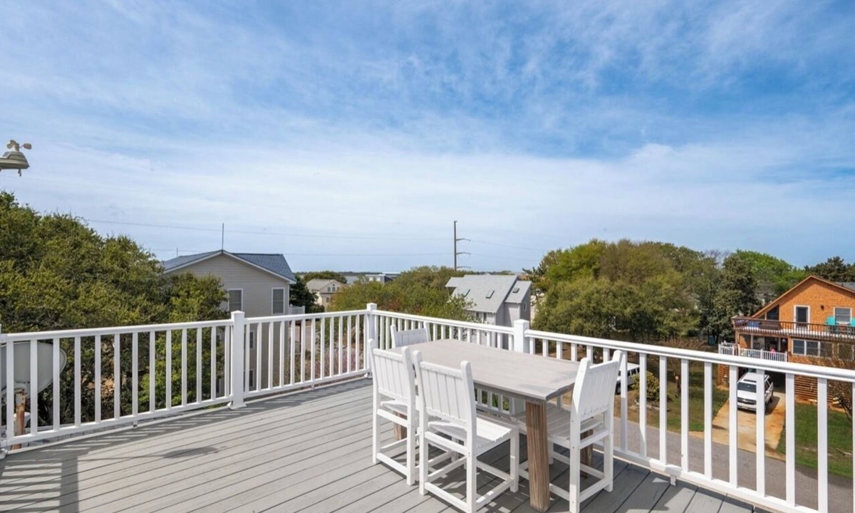 Colington Apartment | Private Rooftop Escape Hot Tub & Bikes