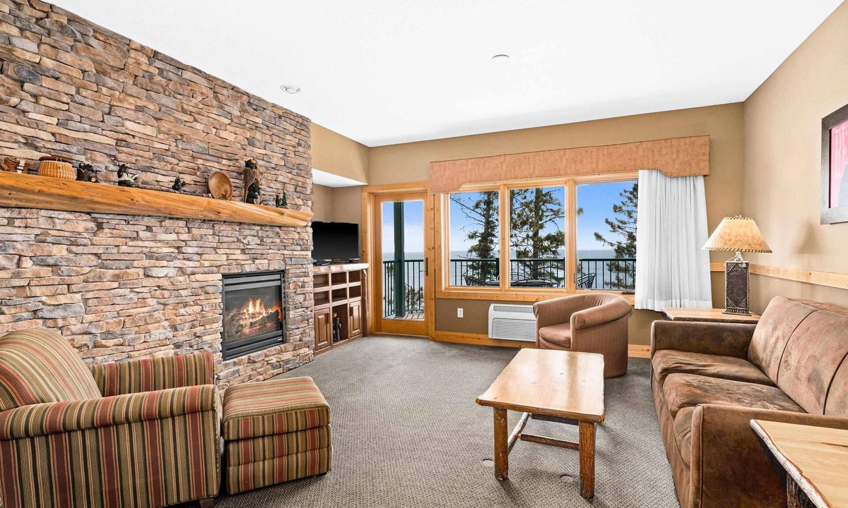 Two Harbors Condo | Privately owned Lakefront Burlington Bay Condo in enjoyable Two Harbors.