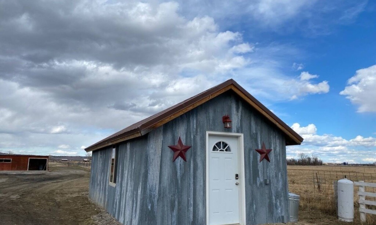 Pompeys Pillar Cabin | Quiet Country Burnt Cross Cabin close to Billings