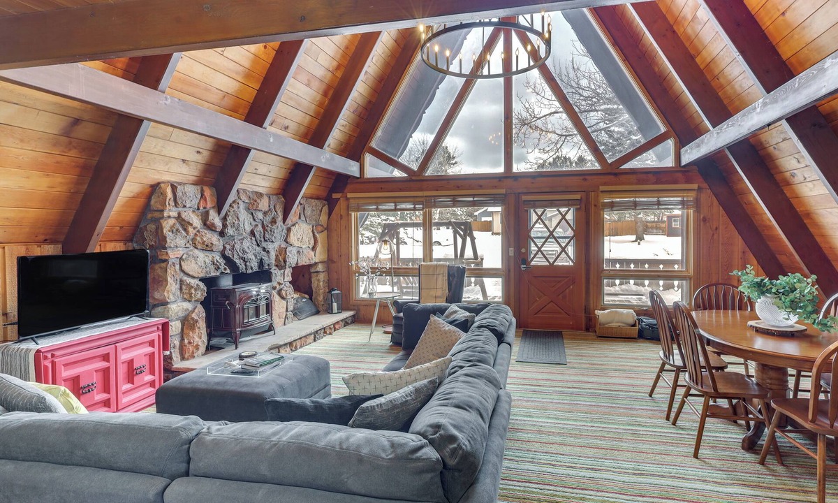 Red Lodge Cabin | Red Lodge Cabin w/Hot Tub ~ 1/2 Mi to Downtown!
