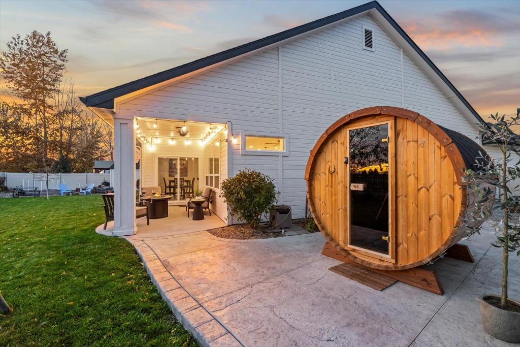 Meridian House | Relaxing Sauna Retreat Fire Pit and Swing Set