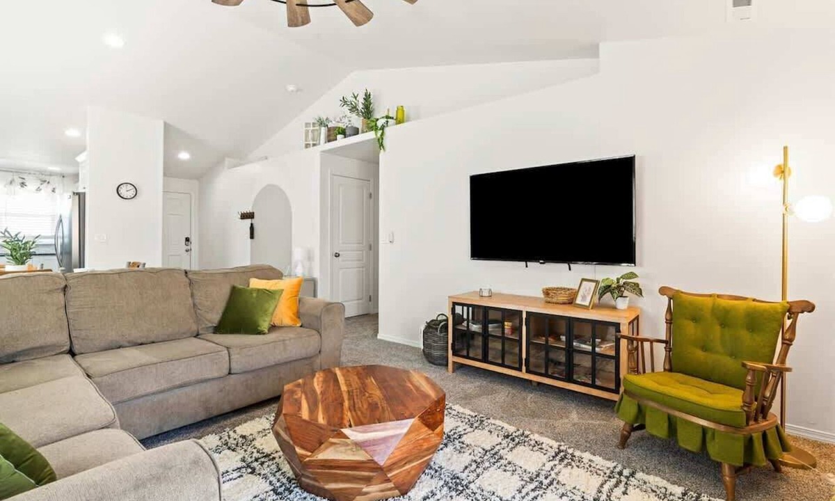 Caldwell House | Retro Caldwell Retreat | Backyard Hammocks | Sleeps 10