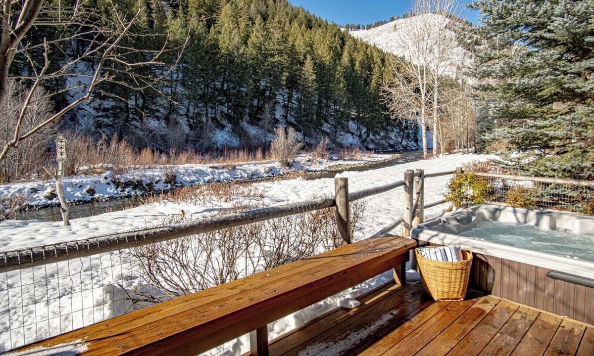 Ketchum House | River House - 4BD Riverfront, Hot Tub, Near SV Ski Lifts!