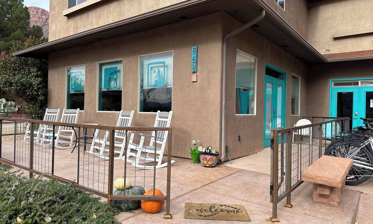 Zion National Park South Entrance Apartment | Romantic getaway/Staycation/Friend trip home base! 1 M to ZNP, Shuttle stop #5