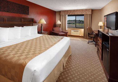 Dickinson Hotel | Roosevelt Grand Dakota SureStay Collection by Best Western