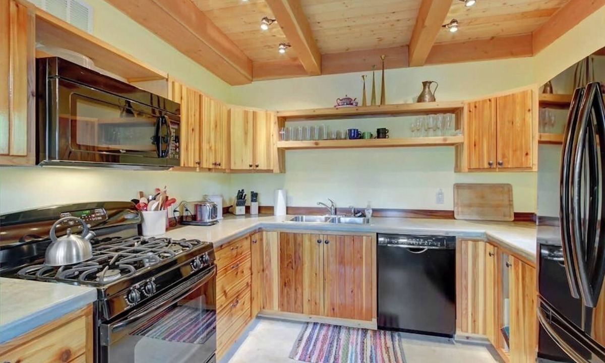 Sagle Cabin | Rustic, dog-friendly cabin with wood-burning stove, lake & mountain views