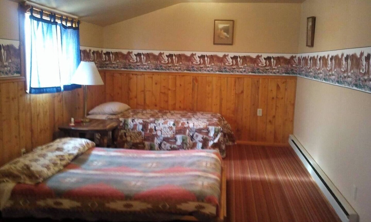 Dillon Cabin | Rustic, Horse Prairie Room with 3 Beds in Grant MT.