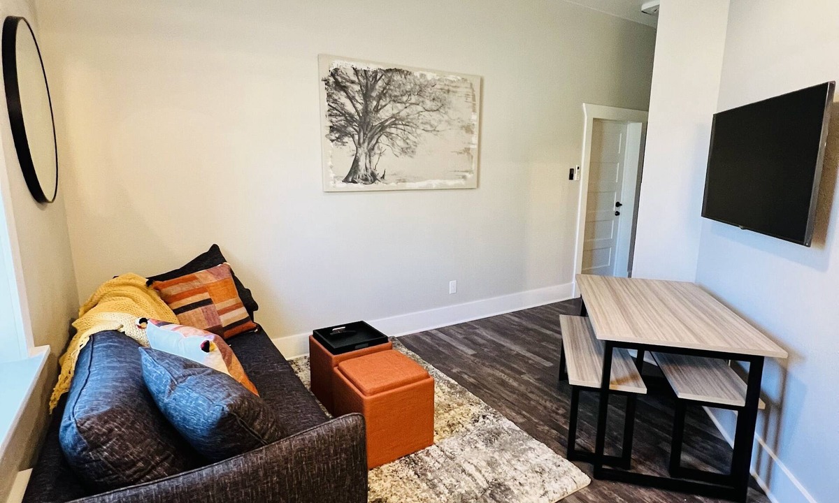 Florence Apartment | 'Sangre De Orange'- apartment in Historic Florence Colorado