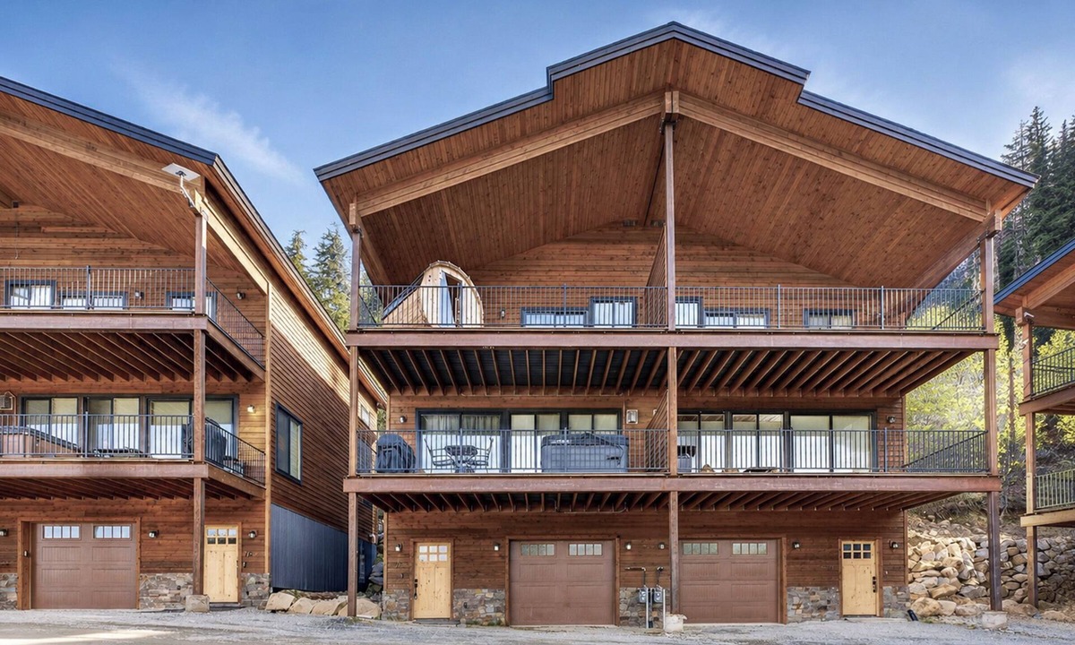 Sandpoint Ski Chalet | Schweitzer Mountain High End Ski Retreat for FUN! 4 BR/3.5 BA/5 BED CHALET