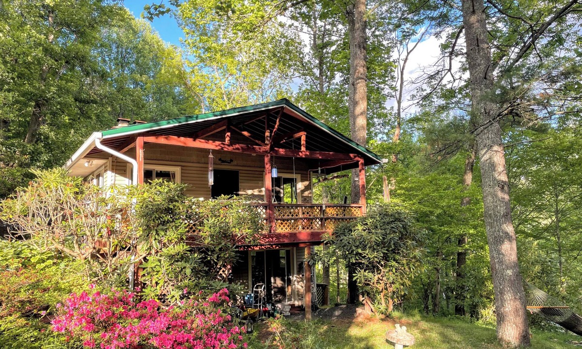 Jefferson Cabin | Secluded Mountain Cabin by the New River l Hot Tub + Game Room l Pet-friendly