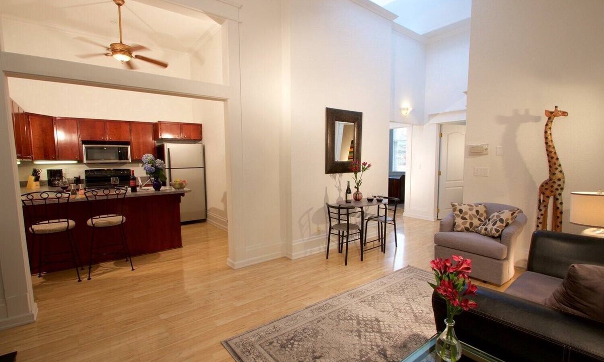 Walla Walla Apartment | Six — Two Queen Beds, Historic Downtown Apartment in Nicely Appointed Building on Main Street