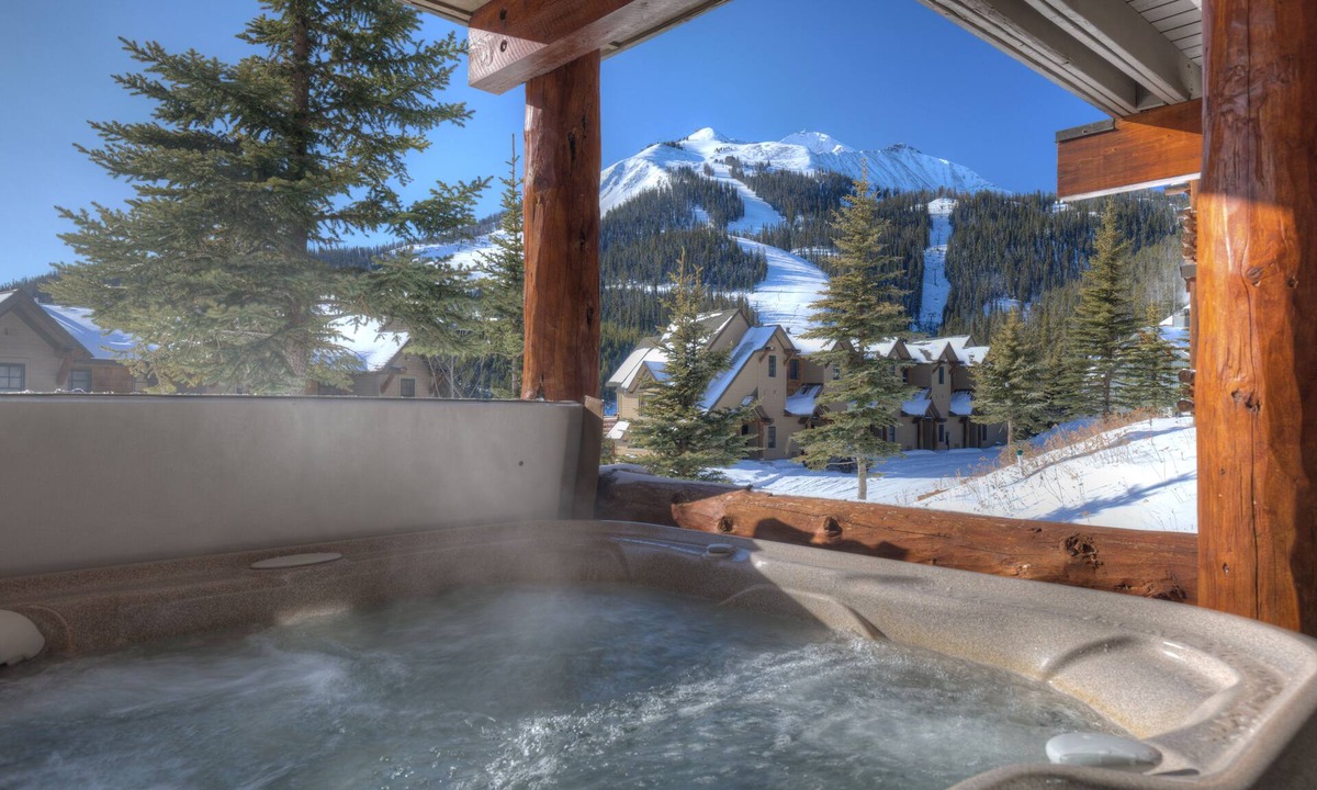Saddle Ridge House | Ski-in/ski-out home w/private hot tub in Moonlight Basin - Saddle Ridge - Snow Den Chalet