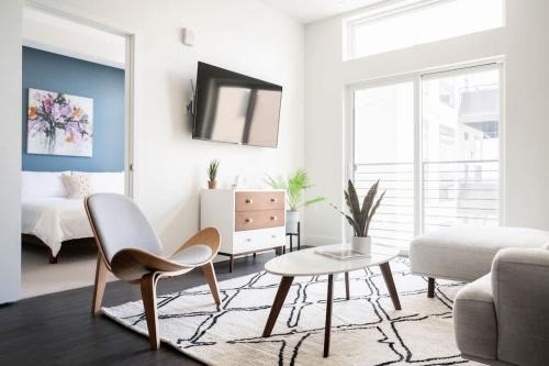 Highland House | Skyline Blue Modern Loft - Zuni Lofts