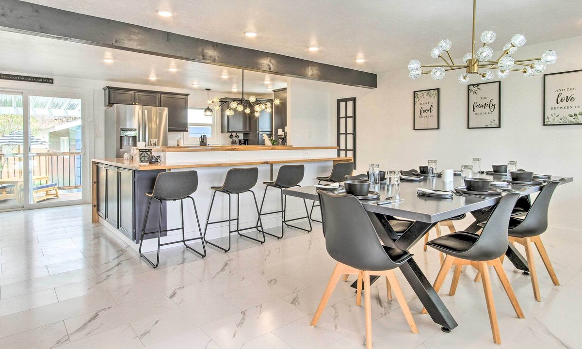 Great Falls House | Sleek & Modern Great Falls Gem: Hot Tub, Yard