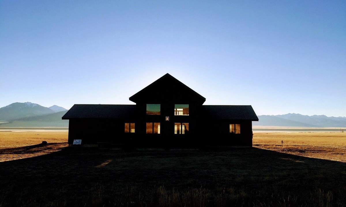 Ennis House | Solitude | Majestic Views | Adventure | Couples or Groups