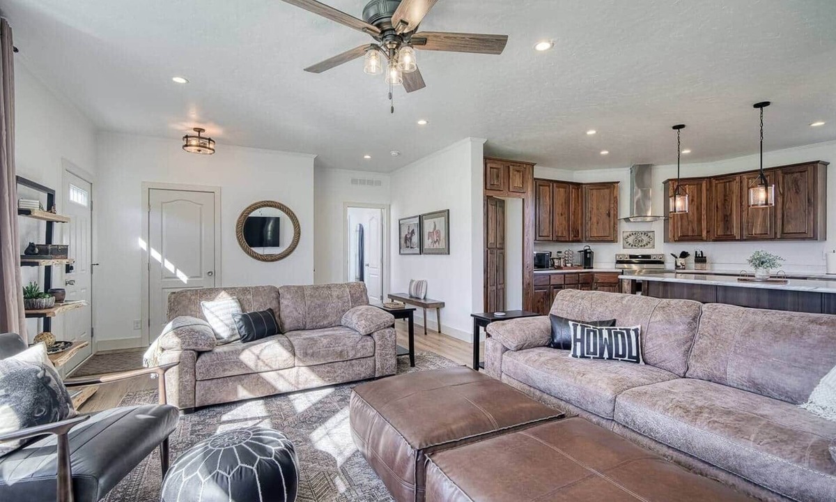 Victor House | Spacious 3 King Beds A/C Views EV