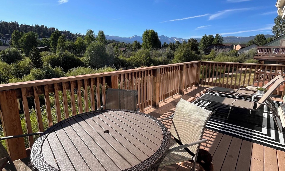 Fraser Condo | Spacious, 4BR Group Retreat , Fireplace, Deck with Views, RMNP