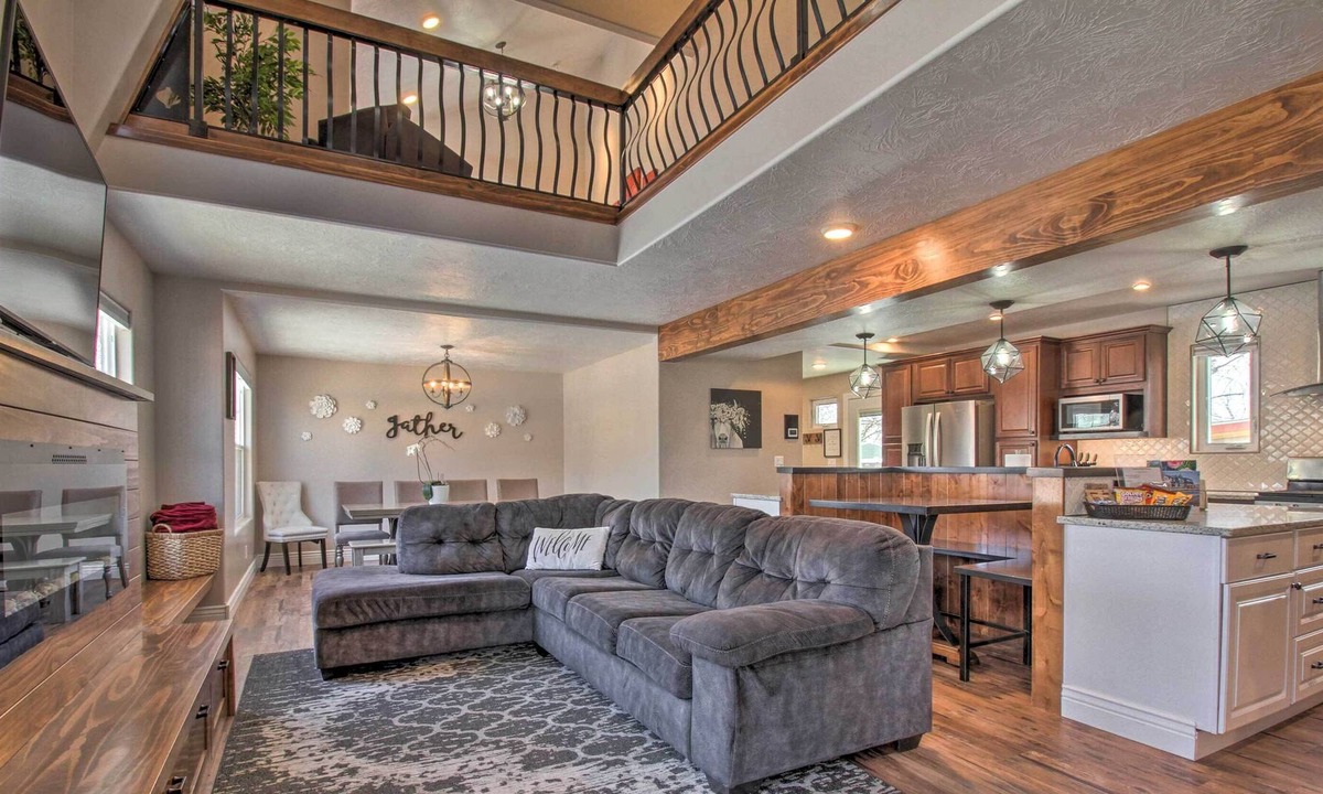 Great Falls House | Spacious Home w/ Hot Tub, ~ 3 Mi to Giant Springs!