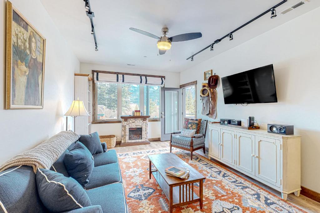 Columbia Falls Apartment | Sparkling Glacier - Suite 202