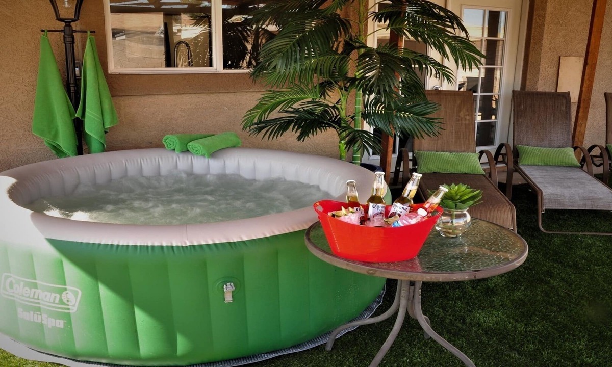 Newcastle Village House | Specious House with HOT TUB/BREAKFAST/BBQ/Netflix