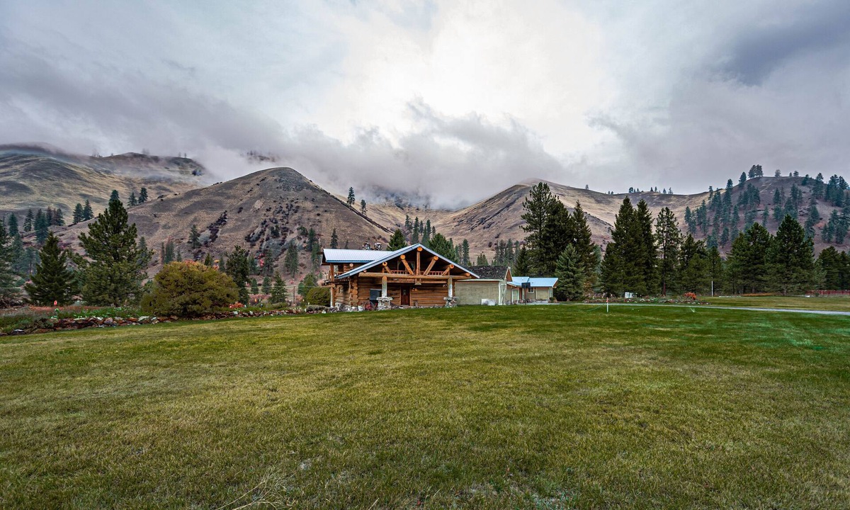 Mineral County Cabin | ⭐ Sportsman Dream Riverfront SKI PASS.Fireplace⭐