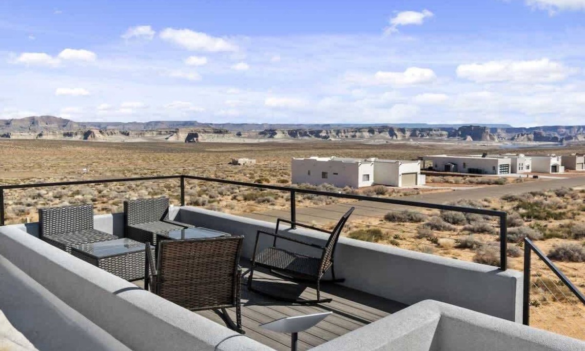 Greenehaven House | Stargazer 4BR Desert Retreat | Hot Tub & Deck