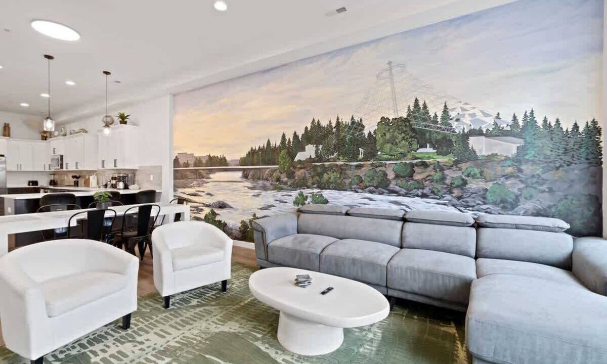 Riverside Apartment | Stunning 3-Bed Retreat in the Heart of Downtown