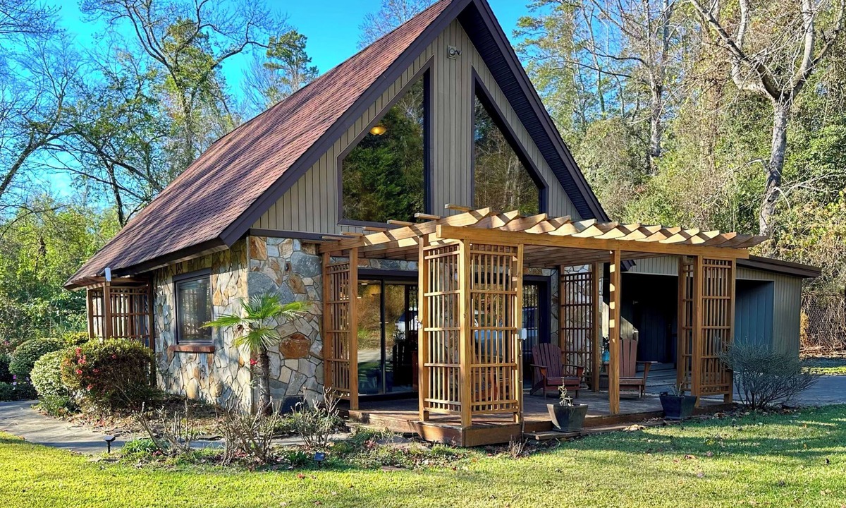 Oconee County Cottage | Stunning River-Side Cottage with Fire Pit!