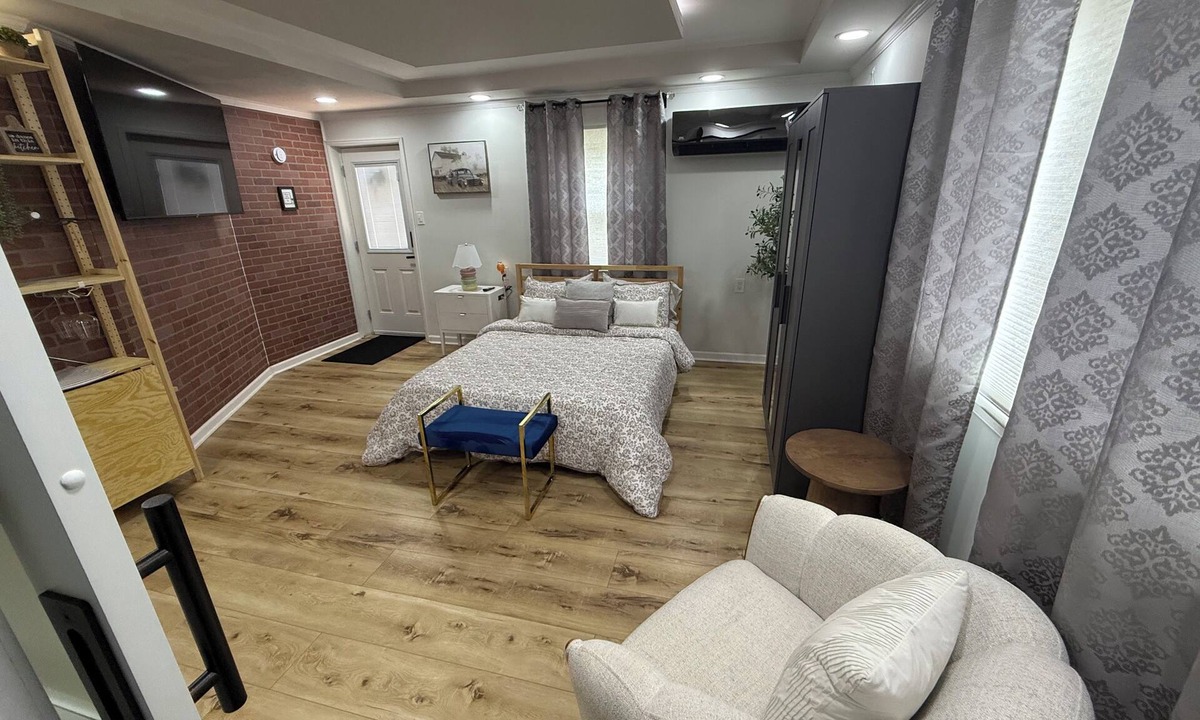 Fentress Apartment | Stylish Modern Studio near Town Center & I-264