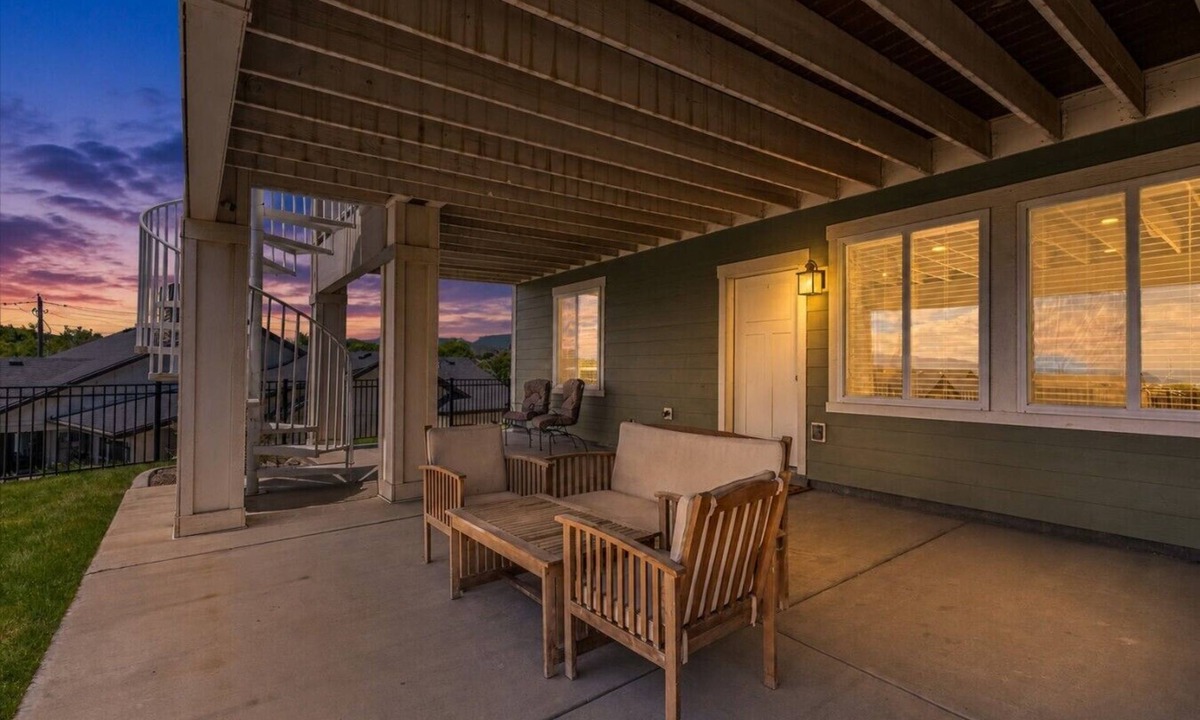 Cedar Hills House | The Cedar Nest | Valley Views, Patio & Grill