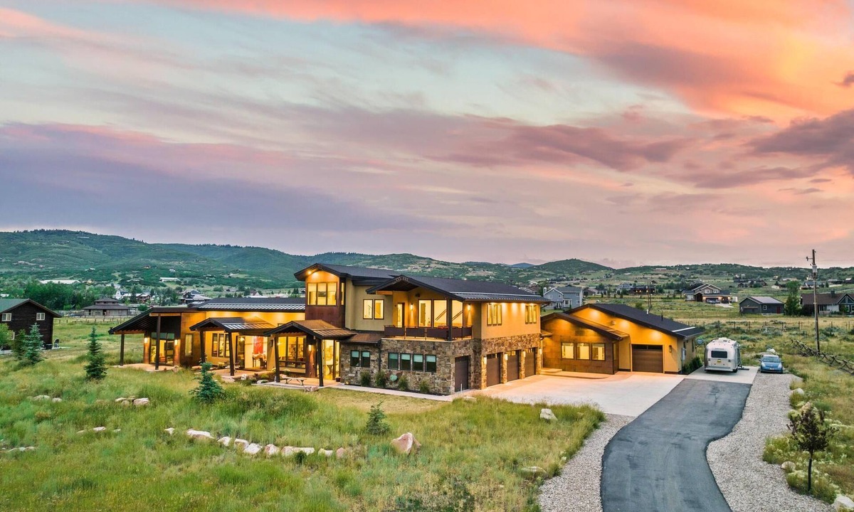 North Snyderville Basin House | The Lighthouse: A Luxurious Mountain Haven w/Hot Tub